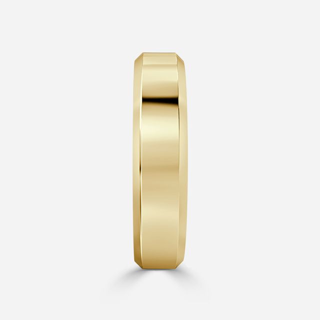 Beveled court wedding ring In Yellow Gold