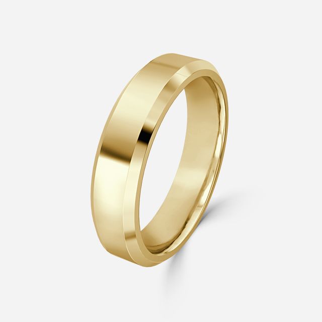 Beveled court wedding ring In Yellow Gold