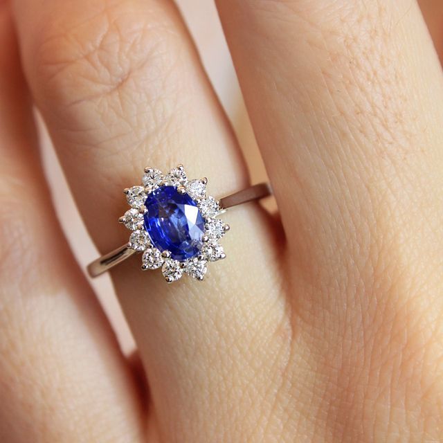 Light Blue Oval Sapphire Engagement Ring - 1.00ct