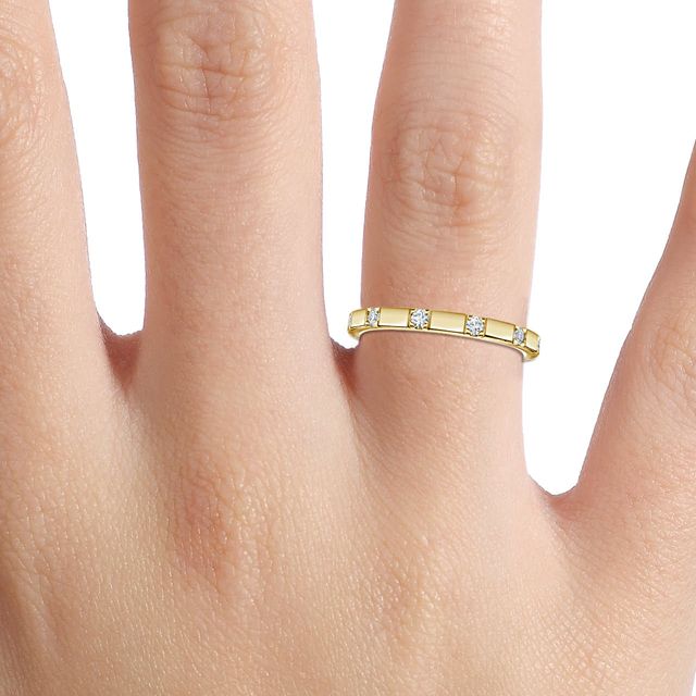 Round Diamond Wedding Ring In Yellow Gold