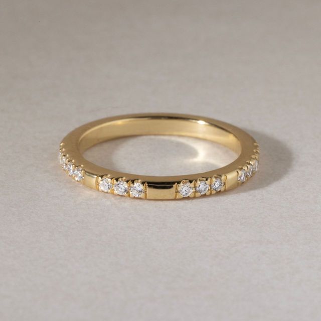 Yellow Gold Round Diamond Pavé Wedding Ring