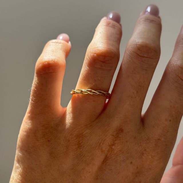 Frida Yellow Gold Entwined Wedding Ring