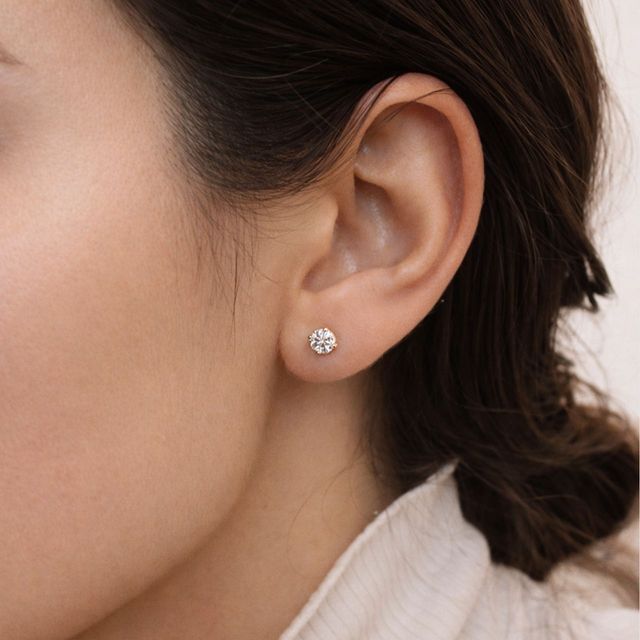 Round Cut Diamond Stud Earrings In Yellow Gold