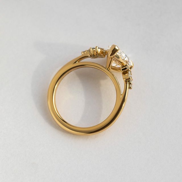 2 Carat Pear Cluster Ring In 18K Yellow Gold - Sphinx