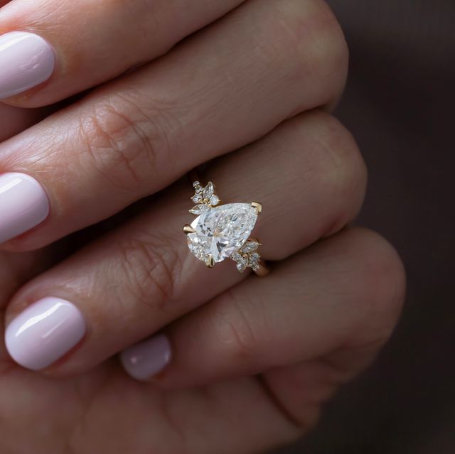 2 Carat Pear Cluster Ring In 18K Yellow Gold - Sphinx