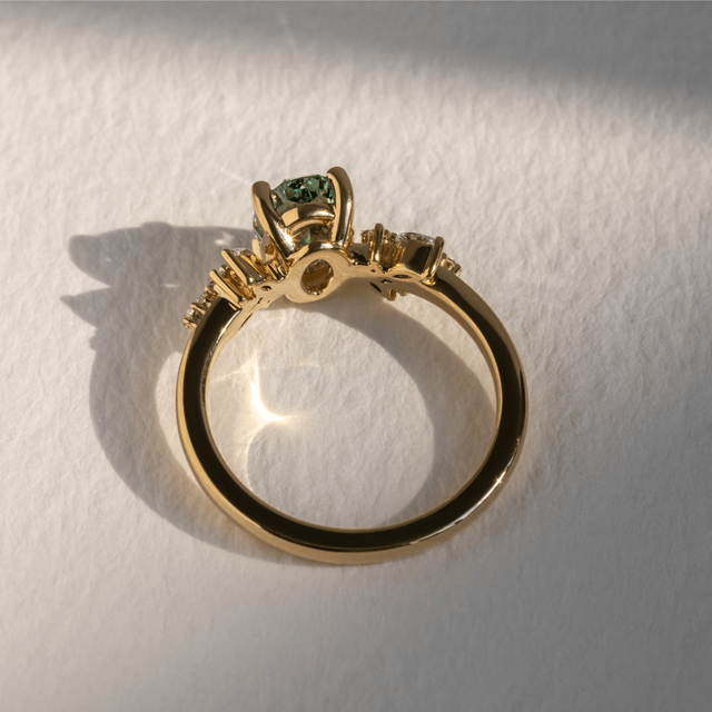 1.54 Carat Oval Green Cluster Engagement Ring In Yellow Gold - Sphinx