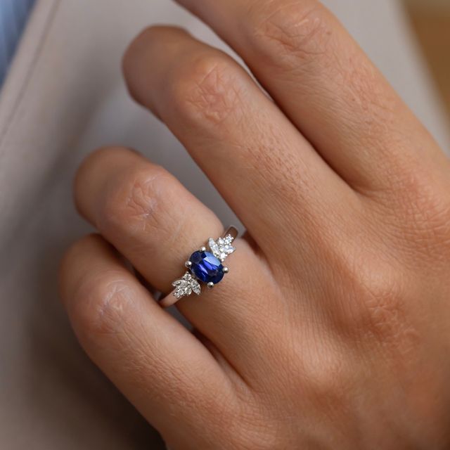 1.52 Carat Oval Blue Sapphire Cluster Ring In Platinum - Sphinx