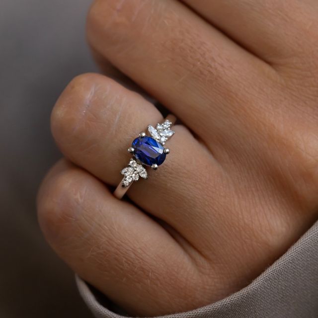 1.52 Carat Oval Blue Sapphire Cluster Ring In Platinum - Sphinx