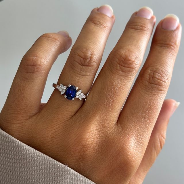 1.52 Carat Oval Blue Sapphire Cluster Ring In Platinum - Sphinx
