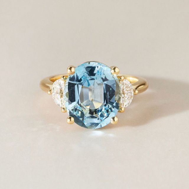 5.37 Carat Oval Aquamarine Trilogy Engagement Ring In Yellow Gold - Moonlight
