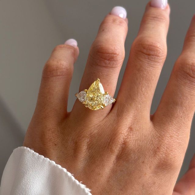 5.06 Carat Lab Grown Pear Yellow Diamond Trilogy Ring In Yellow Gold - Manilla