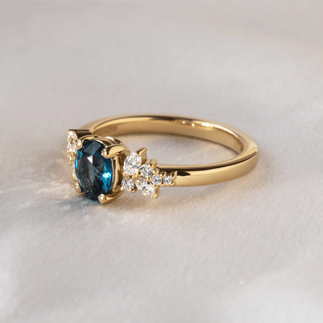 1.57 Carat Oval Teal Sapphire Cluster Engagement Ring In Yellow Gold - Sphinx