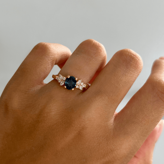 1.57 Carat Oval Teal Sapphire Cluster Engagement Ring In Yellow Gold - Sphinx