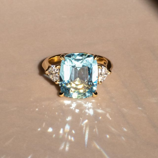 6.24 Carat Elongated Cushion Aquamarine Diamond Trilogy Ring In Yellow Gold - Venus
