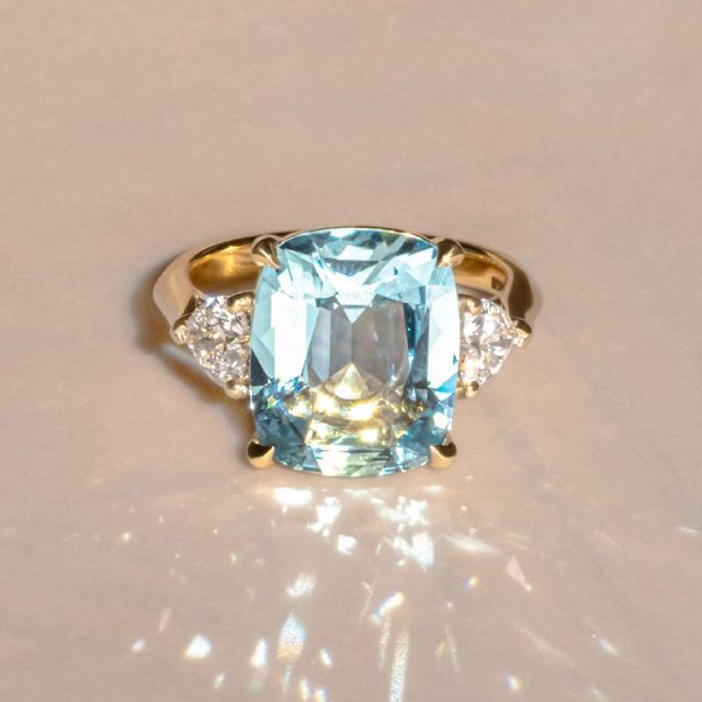 6.24 Carat Elongated Cushion Aquamarine Diamond Trilogy Ring In Yellow Gold - Venus