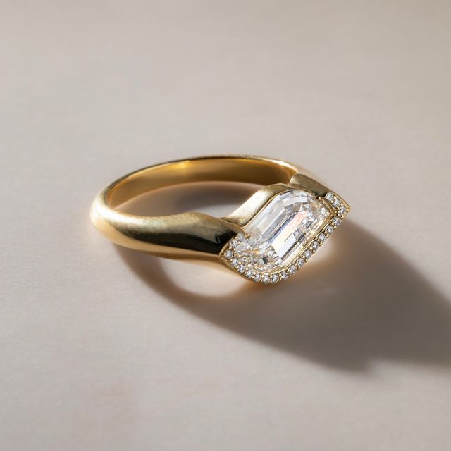 1.66 Carat Flame Cut Diamond Semi Bezel Engagement Ring In Yellow Gold - Novelty Flame