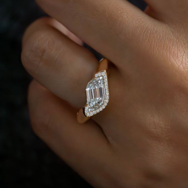 1.66 Carat Flame Cut Diamond Semi Bezel Engagement Ring In Yellow Gold - Novelty Flame