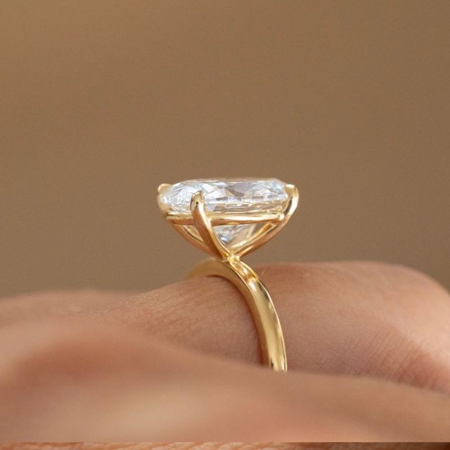 4.00 Carat Oval Diamond Solitaire Engagement Ring In Yellow Gold - Una
