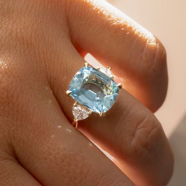 6.24 Carat Elongated Cushion Aquamarine Diamond Trilogy Ring In Yellow Gold - Venus
