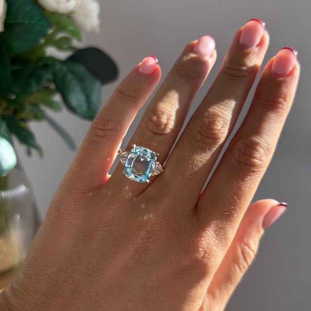 6.24 Carat Elongated Cushion Aquamarine Diamond Trilogy Ring In Yellow Gold - Venus