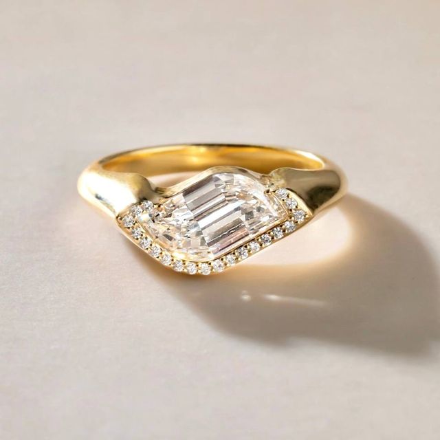 1.66 Carat Flame Cut Diamond Semi Bezel Engagement Ring In Yellow Gold - Novelty Flame
