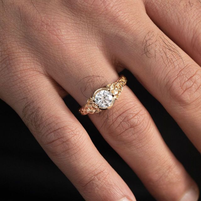 1.20 Carat Lab Grown Round Diamond Men's Engagement Ring in Yellow Gold - Béal