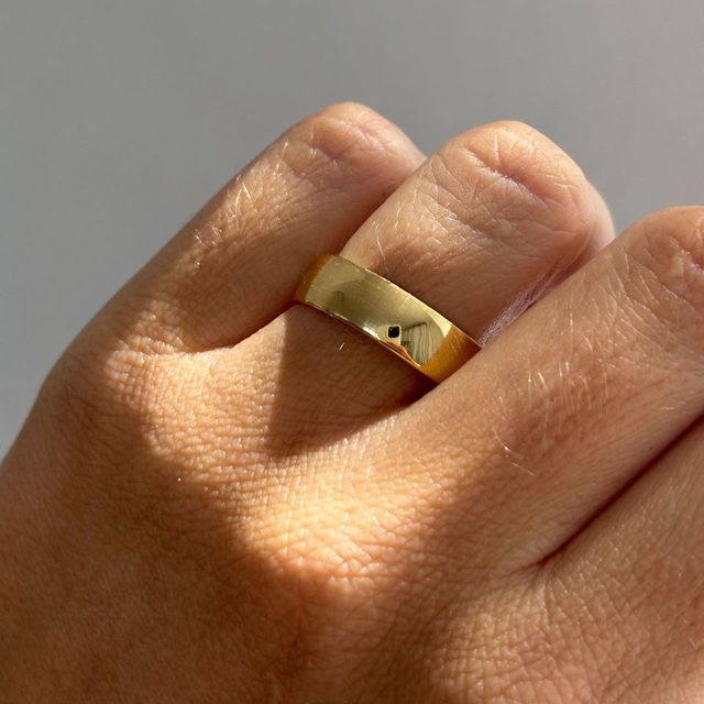 Court Men's Wedding Ring in Yellow Gold - Raven